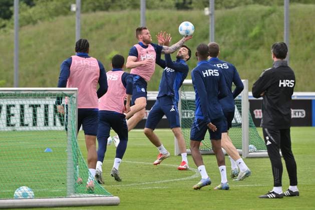 Sport Themen der Woche KW19 Sport Bilder des Tages Tomas Kalas (FC Schalke 04), li., und Kenan Karaman (FC Schalke 04) beim Fussball Handball Training FC Schalke 04, 05.05.2025, Fussball 2. Bundesliga, Saison 2024 2025, Gelsenkirchen Nordrhein Westfalen Deutschland *** Tomas Kalas FC Schalke 04 , left , and Kenan Karaman FC Schalke 04 at football handball training FC Schalke 04, 05 05 2025, Soccer 2 Bundesliga, Season 2024 2025, Gelsenkirchen Nordrhein Westfalen Germany Team2