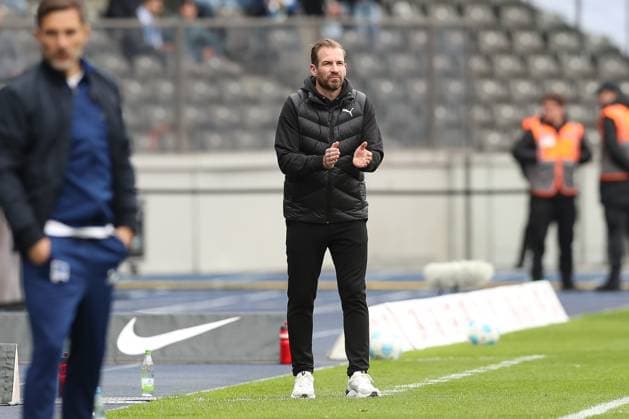 04 05 2025, xtgx, Fußball 2 Bundesliga, Hertha BSC Berlin SpVgg Greuther Fürth emspor, v l Jan Siewert Fuerth, Trainer gibt Anweisungen, gestikuliert mit den Armen, gesticulate, gives instructions DFL DFB REGULATIONS PROHIBIT ANY USE OF PHOTOGRAPHS as IMAGE SEQUENCES and or QUASI VIDEO Berlin