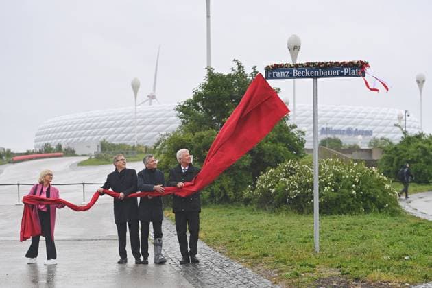 Bilder des Jahres 2025, Sport 05 Mai Sport Themen der Woche KW19 Sport Bilder des Tages v.li.Heidi BECKENBAUER,Jan Christian DREESEN (Vorstandsvorsitzender FCB),Herbert HAINER (Praesident Bayern Muenchen),OB Dieter REITER enthuelen das Schild. Eroeffnung FRANZ-BECKENBAUER-PLATZ am 05.05.2025 offiziell in Muenchen eroeffnet. *** from left Heidi BECKENBAUER,Jan Christian DREESEN Chairman FCB ,Herbert HAINER President Bayern Muenchen ,Mayor Dieter REITER unveil the sign opening FRANZ BECKENBAUER PLATZ on 05 05 2025 officially opened in Munich