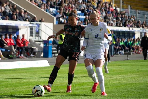 GER, Jena, Fußball, Google Pixel Frauen Bundesliga, 21 Spieltag, FC Carl Zeiss Jena vs FC Bayern Muenchen im Bild v l Arianna Caruso FC Bayern 27 , Anja Heuschkel FC Carl Zeiss Jena 14 , Zweikampf 05 05 2025, Ernst Abbe Sportfeld Jena DFL DFB REGULATIONS PROHIBIT ANY USE OF PHOTOGRAPHS AS IMAGE SEQUENCES AND OR QUASI VIDEO, Copyright: HMBxMedia PaulxFritz