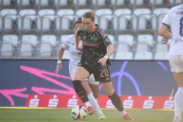 GER, Jena, Fußball, Google Pixel Frauen Bundesliga, 21 Spieltag, FC Carl Zeiss Jena vs FC Bayern Muenchen im Bild v l Franziska Kett FC Bayern 20 , mit Ball 05 05 2025, Ernst Abbe Sportfeld Jena DFL DFB REGULATIONS PROHIBIT ANY USE OF PHOTOGRAPHS AS IMAGE SEQUENCES AND OR QUASI VIDEO, Copyright: HMBxMedia PaulxFritz