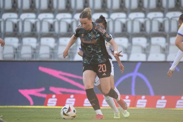 GER, Jena, Fußball, Google Pixel Frauen Bundesliga, 21 Spieltag, FC Carl Zeiss Jena vs FC Bayern Muenchen im Bild v l Franziska Kett FC Bayern 20 , mit Ball 05 05 2025, Ernst Abbe Sportfeld Jena DFL DFB REGULATIONS PROHIBIT ANY USE OF PHOTOGRAPHS AS IMAGE SEQUENCES AND OR QUASI VIDEO, Copyright: HMBxMedia PaulxFritz