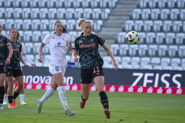 GER, Jena, Fußballl, Google Pixel Frauen Bundesliga, 21 Spieltag, FC Carl Zeiss Jena vs FC Bayern Muenchen im Bild v l Lea Schueller FC Bayern 11 , Kopfball zum aberkannten Tor 05 05 2025, Ernst Abbe Sportfeld Jena DFL DFB REGULATIONS PROHIBIT ANY USE OF PHOTOGRAPHS AS IMAGE SEQUENCES AND OR QUASI VIDEO, Copyright: HMBxMedia PaulxFritz