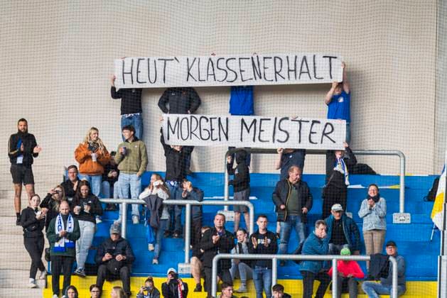 05 05 2025, xomx, Soccer Google Pixel Women Bundesliga, Carl Zeiss Jena FC Bayern Muenchen v l Fans Jena with Banner Heut Klassnerhalt, Morgen Meister DFL DFB REGULATIONS PROHIBIT ANY USE OF PHOTOGRAPHS as IMAGE SEQUENCES and or QUASI VIDEO Jena