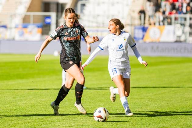 05 05 2025, xomx, Fußball Google Pixel Frauen Bundesliga, Carl Zeiss Jena FC Bayern Muenchen v l Tuva Hansen FC Bayern München und Lisa Gora FC Carl Zeiss Jena im Zweikampf am Ball DFL DFB REGULATIONS PROHIBIT ANY USE OF PHOTOGRAPHS as IMAGE SEQUENCES and or QUASI VIDEO Jena