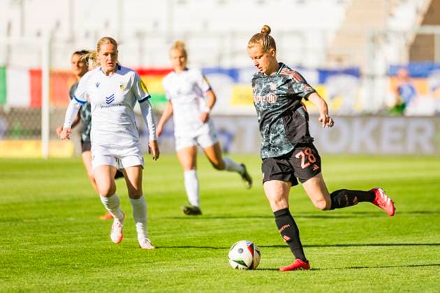 05 05 2025, xomx, Soccer Google Pixel Women Bundesliga, Carl Zeiss Jena FC Bayern Muenchen v l Michelle Ulbrich FC Bayern München am Ball DFL DFB REGULATIONS PROHIBIT ANY USE OF PHOTOGRAPHS as IMAGE SEQUENCES and or QUASI VIDEO Jena