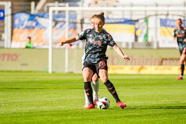 05 05 2025, xomx, Fußball Google Pixel Frauen Bundesliga, Carl Zeiss Jena FC Bayern Muenchen v l Michelle Ulbrich FC Bayern München vorn am Ball Melina Reuter FC Carl Zeiss Jena DFL DFB REGULATIONS PROHIBIT ANY USE OF PHOTOGRAPHS as IMAGE SEQUENCES and or QUASI VIDEO Jena