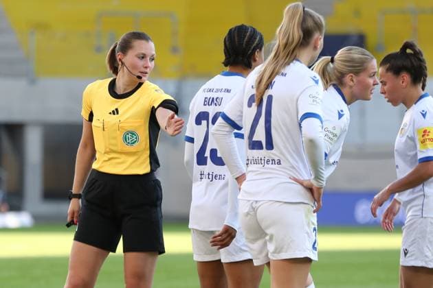 1 Bundesliga Women FC Carl Zeiss Jena vs FC Bayern Munich, 05 05 25 Referee Selina Menzel judges the wall Football, Google Pixel Women Bundesliga, Season 2024 2025, 21 Matchday FC Carl Zeiss Jena vs FC Bayern Munich on 05 05 25, Ernst Abbe Sportfeld, ad hoc Arena, Jena DFB REGULATIONS PROHIBIT ANY USE OF PHOTOGRAPHS AS IMAGE SEQUENCES AND OR QUASI VIDEO Copyright: xBEAUTIFULxSPORTS JanxKaeferx