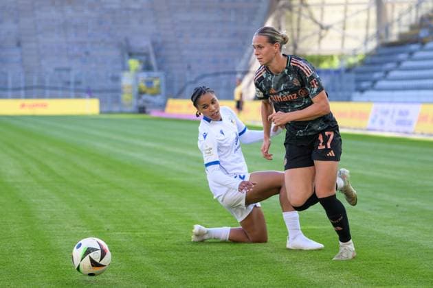 Soccer, Google Pixel Womens Bundesliga, 20250505, FC Carl Zeiss Jena FC Bayern Munich In the picture iv l Josephine BONSU Jena, 23 , Klara BÜHL Bayern, 17 Dribbling Ball Jena Ernst Abbe Sportfeld Thüringen Germany Copyright: Passion2Press MarkusxFischerx