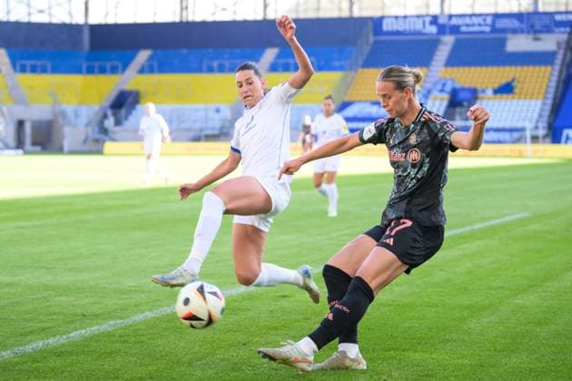 Soccer, Google Pixel Womens Bundesliga, 20250505, FC Carl Zeiss Jena FC Bayern Munich In the picture from l Merza JULEVIC Jena, 10 , Klara BÜHL Bayern, 17 flank pass pass ball Jena Ernst Abbe Sportfeld Thüringen Germany Copyright: Passion2Press MarkusxFischerx