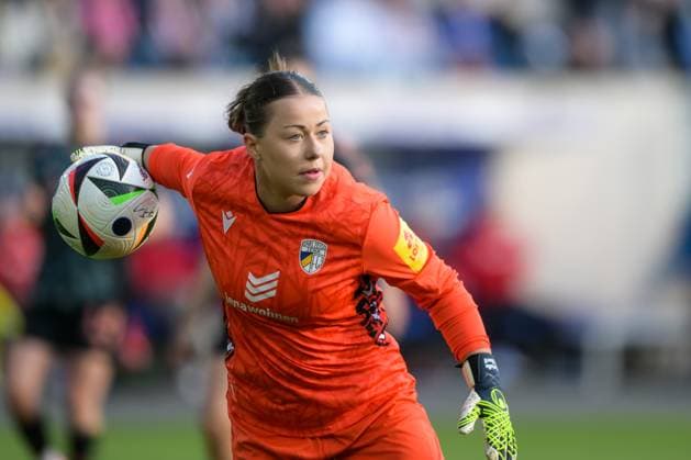 Soccer, Google Pixel Womens Bundesliga, 20250505, FC Carl Zeiss Jena FC Bayern Munich In the picture goalkeeper Mariella EL SHERIF Jena, 1 throws ball off Jena Ernst Abbe Sportfeld Thüringen Germany Copyright: Passion2Press MarkusxFischerx