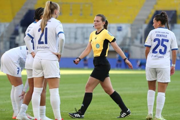 1 Bundesliga Women FC Carl Zeiss Jena vs FC Bayern Munich, 05 05 25 Referee Selina Menzel Soccer, Google Pixel Women Bundesliga, Season 2024 2025, 21 Matchday FC Carl Zeiss Jena vs FC Bayern Munich on 05 05 25, Ernst Abbe Sportfeld, ad hoc Arena, Jena DFB REGULATIONS PROHIBIT ANY USE OF PHOTOGRAPHS AS IMAGE SEQUENCES AND OR QUASI VIDEO Copyright: xBEAUTIFULxSPORTS JanxKaeferx