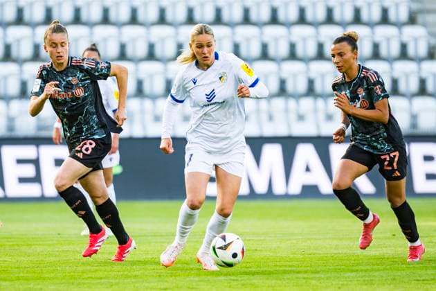 05 05 2025, xomx, Soccer Google Pixel Women Bundesliga, Carl Zeiss Jena FC Bayern Muenchen v l Michelle Ulbrich FC Bayern München , Melina Reuter FC Carl Zeiss Jena , b27 im Kampf um den Ball DFL DFB REGULATIONS PROHIBIT ANY USE OF PHOTOGRAPHS as IMAGE SEQUENCES and or QUASI VIDEO Jena