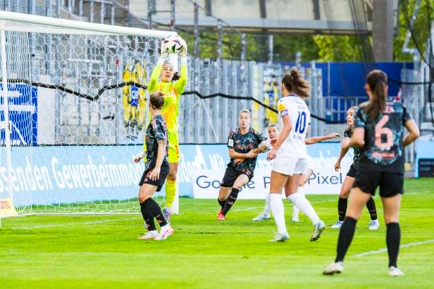 05 05 2025, xomx, Soccer Google Pixel Women Bundesliga, Carl Zeiss Jena FC Bayern Muenchen v l Maria Luisa Grohs FC Bayern München am Ball DFL DFB REGULATIONS PROHIBIT ANY USE OF PHOTOGRAPHS as IMAGE SEQUENCES and or QUASI VIDEO Jena