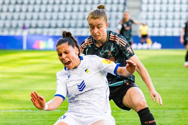 05 05 2025, xomx, Fußball Google Pixel Frauen Bundesliga, Carl Zeiss Jena FC Bayern Muenchen v l Noemi Gentile FC Carl Zeiss Jena in front on the ball in a duel with Michelle Ulbrich FC Bayern München DFL DFB REGULATIONS PROHIBIT ANY USE OF PHOTOGRAPHS as IMAGE SEQUENCES and or QUASI VIDEO Jena