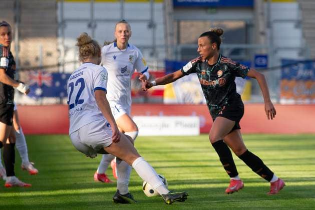 GER, Jena, Fußball, Google Pixel Frauen Bundesliga, 21 Spieltag, FC Carl Zeiss Jena vs FC Bayern Muenchen im Bild v l Fiona Gaißer FC Carl Zeiss Jena 22 , Arianna Caruso FC Bayern 27 , Zweikampf 05 05 2025, Ernst Abbe Sportfeld Jena DFL DFB REGULATIONS PROHIBIT ANY USE OF PHOTOGRAPHS AS IMAGE SEQUENCES AND OR QUASI VIDEO, Copyright: HMBxMedia PaulxFritz