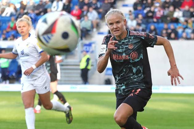 1 Bundesliga Women FC Carl Zeiss Jena vs FC Bayern Munich, 05 05 25 Pernille Harder 21, Bayern Munich with the ball firmly in sight Football, Google Pixel Women Bundesliga, Season 2024 2025, 21 Matchday FC Carl Zeiss Jena vs FC Bayern Munich on 05 05 25, Ernst Abbe Sportfeld, ad hoc Arena, Jena DFB REGULATIONS PROHIBIT ANY USE OF PHOTOGRAPHS AS IMAGE SEQUENCES AND OR QUASI VIDEO Copyright: xBEAUTIFULxSPORTS JanxKaeferx
