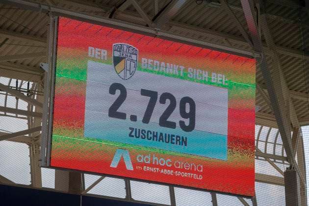 GER, Jena, Fußball, Google Pixel Frauen Bundesliga, 21 Spieltag, FC Carl Zeiss Jena vs FC Bayern Muenchen im Bild v l offizielle Zuschauerzahl auf der Stadionleinwand 05 05 2025, Ernst Abbe Sportfeld Jena DFL DFB REGULATIONS PROHIBIT ANY USE OF PHOTOGRAPHS AS IMAGE SEQUENCES AND OR QUASI VIDEO, Copyright: HMBxMedia PaulxFritz