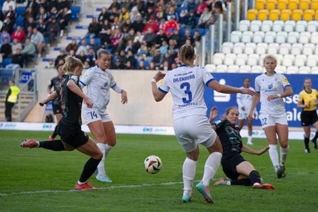 GER, Jena, Fußball, Google Pixel Frauen Bundesliga, 21 Spieltag, FC Carl Zeiss Jena vs FC Bayern Muenchen im Bild v l Lea Schueller FC Bayern 11 , Schuss im Strafraum , Torchance 05 05 2025, Ernst Abbe Sportfeld Jena DFL DFB REGULATIONS PROHIBIT ANY USE OF PHOTOGRAPHS AS IMAGE SEQUENCES AND OR QUASI VIDEO, Copyright: HMBxMedia PaulxFritz