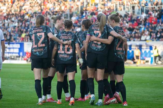 GER, Jena, Fußball, Google Pixel Frauen Bundesliga, 21 Spieltag, FC Carl Zeiss Jena vs FC Bayern Muenchen im Bild v l FC Bayern Torjubel 05 05 2025, Ernst Abbe Sportfeld Jena DFL DFB REGULATIONS PROHIBIT ANY USE OF PHOTOGRAPHS AS IMAGE SEQUENCES AND OR QUASI VIDEO, Copyright: HMBxMedia PaulxFritz