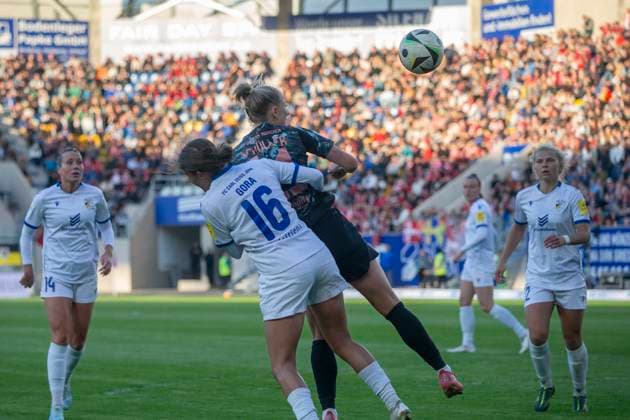 GER, Jena, Fußball, Google Pixel Frauen Bundesliga, 21 Spieltag, FC Carl Zeiss Jena vs FC Bayern Muenchen im Bild v l Lisa Gora FC Carl Zeiss Jena 16 , Lea Schueller FC Bayern 11 , Zweikampf 05 05 2025, Ernst Abbe Sportfeld Jena DFL DFB REGULATIONS PROHIBIT ANY USE OF PHOTOGRAPHS AS IMAGE SEQUENCES AND OR QUASI VIDEO, Copyright: HMBxMedia PaulxFritz