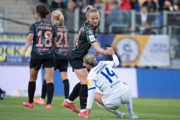 GER, Jena, Fußball, Google Pixel Frauen Bundesliga, 21 Spieltag, FC Carl Zeiss Jena vs FC Bayern Muenchen im Bild v l Lea Schueller FC Bayern 11 , Anja Heuschkel FC Carl Zeiss Jena 14 , shake hands 05 05 2025, Ernst Abbe Sportfeld Jena DFL DFB REGULATIONS PROHIBIT ANY USE OF PHOTOGRAPHS AS IMAGE SEQUENCES AND OR QUASI VIDEO, Copyright: HMBxMedia PaulxFritz