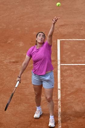 5th May 2025; Foro Italico, Rome, Italy: ATP, Tennis Herren 1000 Masters Rome, Qualifying Day 1; Ons Jabeur of Tunisia serves during the training session match against Iga Swiatek of Poland at the Internazionali BNL d Italia 2025 tennis tournament .  ActionPlus12783025 AllShotLive