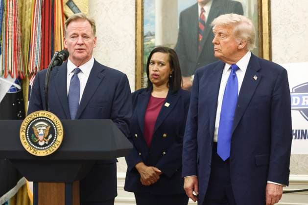 Sport Themen der Woche KW19 Sport Bilder des Tages President Trump announced DC will host the 2027 NFL, American Football Herren, USA draft National Football League (NFL) Commissioner Roger Goodell (L) and US President Donald Trump (R) announce plans for Washington DC to host the 2027 NFL draft during an event in the Oval Office of the White House in Washington, DC USA, 05 May 2025. The move comes after the Washington Commanders announced they planned to return to DC in a new stadium built on the site of their old one. WASHINGTON DC United States  Copyright: xPool ABACAx