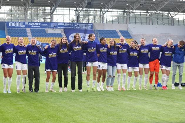 1 Bundesliga Women FC Carl Zeiss Jena vs FC Bayern Munich, 05 05 25 The team of Jena celebrates in front of the fan block in relegation T shirts cheers, joy, emotions Football, Google Pixel Women Bundesliga, Season 2024 2025, 21 Matchday FC Carl Zeiss Jena vs FC Bayern Munich on 05 05 25, Ernst Abbe Sportfeld, ad hoc Arena, Jena DFB REGULATIONS PROHIBIT ANY USE OF PHOTOGRAPHS AS IMAGE SEQUENCES AND OR QUASI VIDEO Copyright: xBEAUTIFULxSPORTS JanxKaeferx