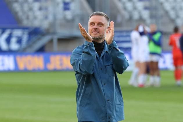 1 Bundesliga Women FC Carl Zeiss Jena vs FC Bayern Munich, 05 05 25 Coach Alexander Straus Bayern Munich applauds to the fans Football, Google Pixel Women Bundesliga, Season 2024 2025, 21 Matchday FC Carl Zeiss Jena vs FC Bayern Munich on 05 05 25, Ernst Abbe Sportfeld, ad hoc Arena, Jena DFB REGULATIONS PROHIBIT ANY USE OF PHOTOGRAPHS AS IMAGE SEQUENCES AND OR QUASI VIDEO Copyright: xBEAUTIFULxSPORTS JanxKaeferx