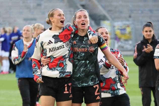 1 Bundesliga Women FC Carl Zeiss Jena vs FC Bayern Munich, 05 05 25 Klara Bühl 17, Bayern Munich celebrates with captain Linda Sembrant 2, Bayern Munich jubilation, joy, emotions Football, Google Pixel Women Bundesliga, Season 2024 2025, 21 Matchday FC Carl Zeiss Jena vs FC Bayern Munich on 05 05 25, Ernst Abbe Sportfeld, ad hoc Arena, Jena DFB REGULATIONS PROHIBIT ANY USE OF PHOTOGRAPHS AS IMAGE SEQUENCES AND OR QUASI VIDEO Copyright: xBEAUTIFULxSPORTS JanxKaeferx