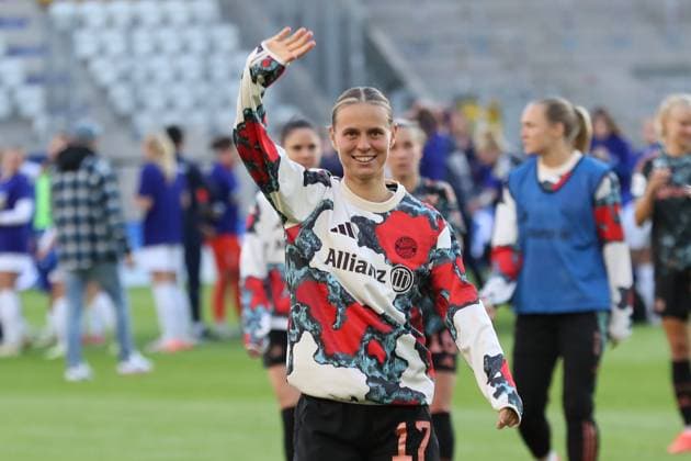 1 Bundesliga Women FC Carl Zeiss Jena vs FC Bayern Munich, 05 05 25 Klara Bühl 17, Bayern Munich waves into the audience Football, Google Pixel Women Bundesliga, Season 2024 2025, 21 Matchday FC Carl Zeiss Jena vs FC Bayern Munich on 05 05 25, Ernst Abbe Sportfeld, ad hoc Arena, Jena DFB REGULATIONS PROHIBIT ANY USE OF PHOTOGRAPHS AS IMAGE SEQUENCES AND OR QUASI VIDEO Copyright: xBEAUTIFULxSPORTS JanxKaeferx