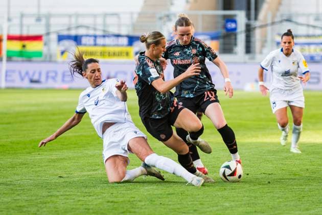 05 05 2025, xomx, Fußball Google Pixel Frauen Bundesliga, Carl Zeiss Jena FC Bayern Muenchen v l Merza Julevic FC Carl Zeiss Jena , Klara Bühl FC Bayern München , Franziska Kett FC Bayern München im Kampf um den Ball DFL DFB REGULATIONS PROHIBIT ANY USE OF PHOTOGRAPHS as IMAGE SEQUENCES and or QUASI VIDEO Jena