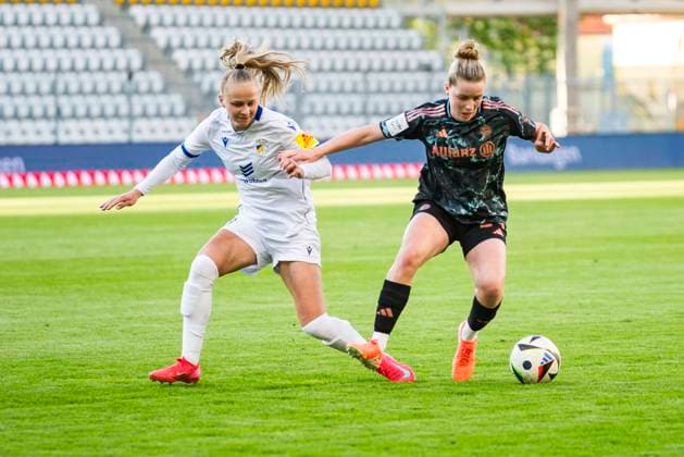 05 05 2025, xomx, Soccer Google Pixel Women Bundesliga, Carl Zeiss Jena FC Bayern Muenchen v l j21 and Alara Åžehitler FC Bayern Munich in a duel on the ball DFL DFB REGULATIONS PROHIBIT ANY USE OF PHOTOGRAPHS as IMAGE SEQUENCES and or QUASI VIDEO Jena