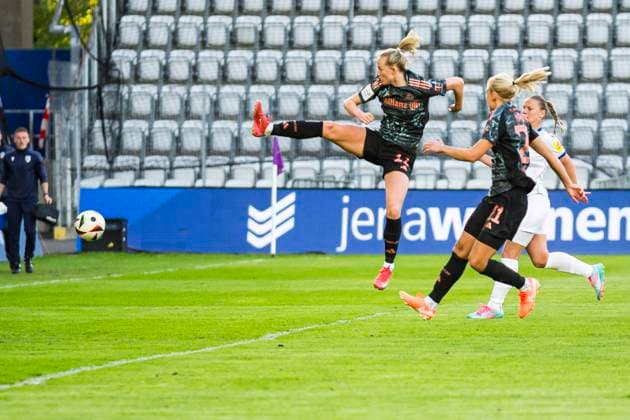 05 05 2025, xomx, Fußball Google Pixel Frauen Bundesliga, Carl Zeiss Jena FC Bayern Muenchen v l Lea Schüller FC Bayern München am Ball, der lands im Tor, doch es zaehlt nicht Pernille Harder FC Bayern München , Toma Ihlenburg FC Carl Zeiss Jena DFL DFB REGULATIONS PROHIBIT ANY USE OF PHOTOGRAPHS as IMAGE SEQUENCES and or QUASI VIDEO Jena
