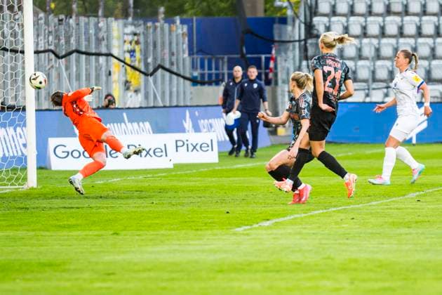 05 05 2025, xomx, Fußball Google Pixel Frauen Bundesliga, Carl Zeiss Jena FC Bayern Muenchen v l Lea Schüller FC Bayern Munich on the ball, it lands in the goal, but it doesnt count Pernille Harder FC Bayern Munich , Toma Ihlenburg FC Carl Zeiss Jena , Mariella El Sherif FC Carl Zeiss Jena DFL DFB REGULATIONS PROHIBIT ANY USE OF PHOTOGRAPHS as IMAGE SEQUENCES and or QUASI VIDEO Jena