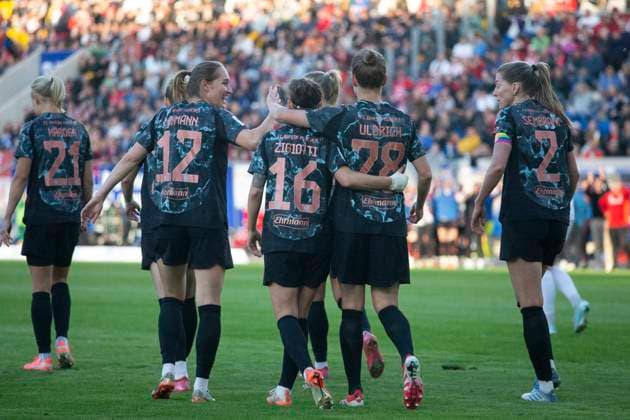 GER, Jena, Fußball, Google Pixel Frauen Bundesliga, 21 Spieltag, FC Carl Zeiss Jena vs FC Bayern Muenchen im Bild v l Torjubel FC Bayern Sydney Lohmann FC Bayern 12 , Julia Zigiotti Olme FC Bayern 16 , Michelle Ulbrich FC Bayern 28 , Linda Sembrant FC Bayern 02 , 05 05 2025, Ernst Abbe Sportfeld Jena DFL DFB REGULATIONS PROHIBIT ANY USE OF PHOTOGRAPHS AS IMAGE SEQUENCES AND OR QUASI VIDEO, Copyright: HMBxMedia PaulxFritz