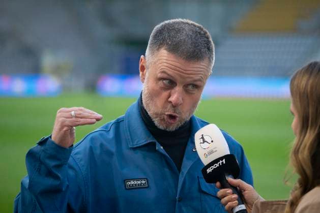 GER, Jena, Fußball, Google Pixel Frauen Bundesliga, 21 Spieltag, FC Carl Zeiss Jena vs FC Bayern Muenchen im Bild v l Alexander Straus FC Bayern Trainer , beim Interview, gestikulierend 05 05 2025, Ernst Abbe Sportfeld Jena DFL DFB REGULATIONS PROHIBIT ANY USE OF PHOTOGRAPHS AS IMAGE SEQUENCES AND OR QUASI VIDEO, Copyright: HMBxMedia PaulxFritz