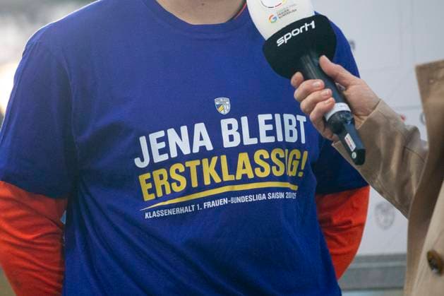 GER, Jena, Fußball, Google Pixel Frauen Bundesliga, 21 Spieltag, FC Carl Zeiss Jena vs FC Bayern Muenchen im Bild v l T Shirt von Mariella El Sherif FC Carl Zeiss Jena 01 , zum Klassenerhalt waehrend Interview 05 05 2025, Ernst Abbe Sportfeld Jena DFL DFB REGULATIONS PROHIBIT ANY USE OF PHOTOGRAPHS AS IMAGE SEQUENCES AND OR QUASI VIDEO, Copyright: HMBxMedia PaulxFritz