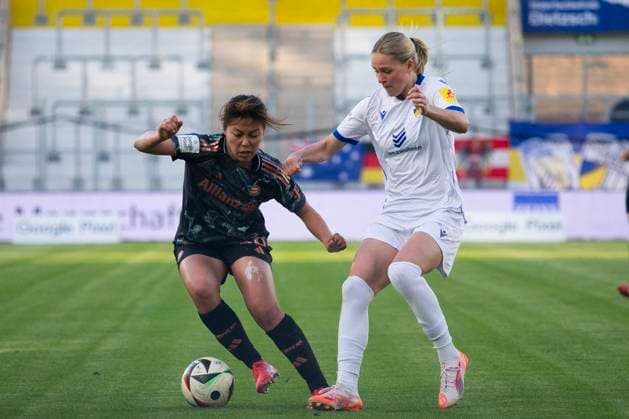 GER, Jena, Fußball, Google Pixel Frauen Bundesliga, 21 Spieltag, FC Carl Zeiss Jena vs FC Bayern Muenchen im Bild v l Momoko Tanikawa FC Bayern 18 , Zweikampf 05 05 2025, Ernst Abbe Sportfeld Jena DFL DFB REGULATIONS PROHIBIT ANY USE OF PHOTOGRAPHS AS IMAGE SEQUENCES AND OR QUASI VIDEO, Copyright: HMBxMedia PaulxFritz