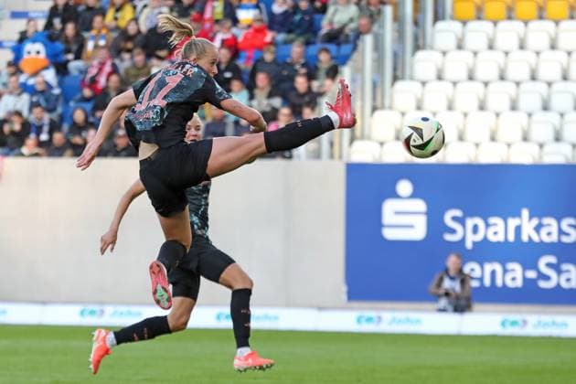 1 Bundesliga Women FC Carl Zeiss Jena vs FC Bayern Munich, 05 05 25 Lea Schüller 11, Bayern Munich with acrobatic jump Soccer, Google Pixel Women Bundesliga, Season 2024 2025, 21 Matchday FC Carl Zeiss Jena vs FC Bayern Munich on 05 05 25, Ernst Abbe Sportfeld, ad hoc Arena, Jena DFB REGULATIONS PROHIBIT ANY USE OF PHOTOGRAPHS AS IMAGE SEQUENCES AND OR QUASI VIDEO Copyright: xBEAUTIFULxSPORTS JanxKaeferx