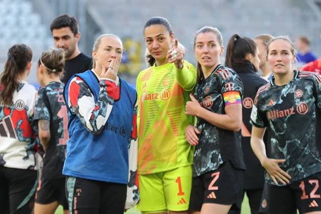 1 Bundesliga Women FC Carl Zeiss Jena vs FC Bayern Munich, 05 05 25 Goalkeeper Maria Luisa Grohs 1, Bayern Munich shows Magdalena Erikkson 5, Bayern Munich and captain Linda Sembrant 2, Bayern Munich something in the stands Soccer, Google Pixel Womens Bundesliga, Season 2024 2025, 21 Matchday FC Carl Zeiss Jena vs FC Bayern Munich on 05 05 25, Ernst Abbe Sportfeld, ad hoc Arena, Jena DFB REGULATIONS PROHIBIT ANY USE OF PHOTOGRAPHS AS IMAGE SEQUENCES AND OR QUASI VIDEO Copyright: xBEAUTIFULxSPORTS JanxKaeferx