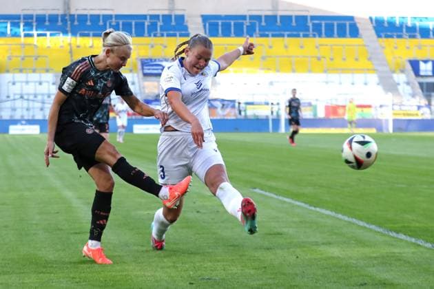1 Bundesliga Women FC Carl Zeiss Jena vs FC Bayern Munich, 05 05 25 Pernille Harder 21, Bayern Munich crosses against Toma Ihlenburg 3, FC Carl Zeiss Jena Football, Google Pixel Women Bundesliga, Season 2024 2025, 21 Matchday FC Carl Zeiss Jena vs FC Bayern Munich on 05 05 25, Ernst Abbe Sportfeld, ad hoc Arena, Jena DFB REGULATIONS PROHIBIT ANY USE OF PHOTOGRAPHS AS IMAGE SEQUENCES AND OR QUASI VIDEO Copyright: xBEAUTIFULxSPORTS JanxKaeferx