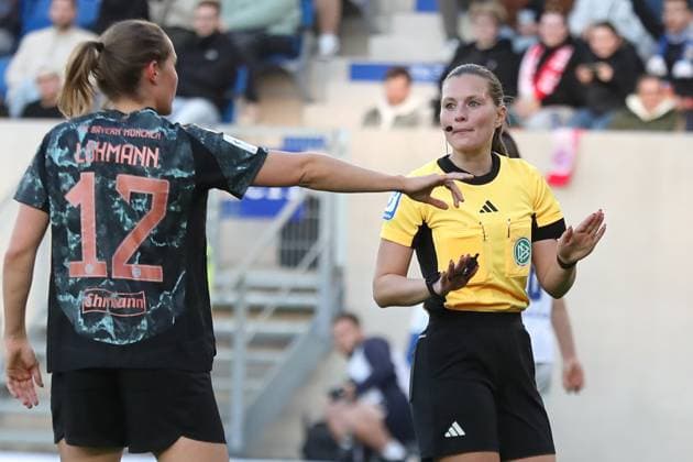 1 Bundesliga Women FC Carl Zeiss Jena vs FC Bayern Munich, 05 05 25 Referee Selina Menzel ends the discussion with an energetic gesture Football, Google Pixel Women Bundesliga, Season 2024 2025, 21 Matchday FC Carl Zeiss Jena vs FC Bayern Munich on 05 05 25, Ernst Abbe Sportfeld, ad hoc Arena, Jena DFB REGULATIONS PROHIBIT ANY USE OF PHOTOGRAPHS AS IMAGE SEQUENCES AND OR QUASI VIDEO Copyright: xBEAUTIFULxSPORTS JanxKaeferx