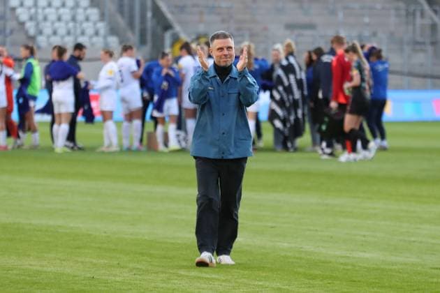 1 Bundesliga Women FC Carl Zeiss Jena vs FC Bayern Munich, 05 05 25 Coach Alexander Straus Bayern Munich applauds to the fans Football, Google Pixel Women Bundesliga, Season 2024 2025, 21 Matchday FC Carl Zeiss Jena vs FC Bayern Munich on 05 05 25, Ernst Abbe Sportfeld, ad hoc Arena, Jena DFB REGULATIONS PROHIBIT ANY USE OF PHOTOGRAPHS AS IMAGE SEQUENCES AND OR QUASI VIDEO Copyright: xBEAUTIFULxSPORTS JanxKaeferx
