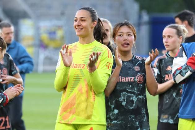 1 Bundesliga Women FC Carl Zeiss Jena vs FC Bayern Munich, 05 05 25 Goalkeeper Maria Luisa Grohs 1, Bayern Munich and Momoko Tanikawa 18, Bayern Munich applaud to the fans joy soccer, Google Pixel Women Bundesliga, Season 2024 2025, 21 Matchday FC Carl Zeiss Jena vs FC Bayern Munich on 05 05 25, Ernst Abbe Sportfeld, ad hoc Arena, Jena DFB REGULATIONS PROHIBIT ANY USE OF PHOTOGRAPHS AS IMAGE SEQUENCES AND OR QUASI VIDEO Copyright: xBEAUTIFULxSPORTS JanxKaeferx