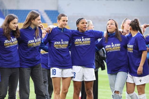 1 Bundesliga Women FC Carl Zeiss Jena vs FC Bayern Munich, 05 05 25 Anna Margraf 18, FC Carl Zeiss Jena and Josephina Bonsu 23, FC Carl Zeiss Jena arm in arm with their team colleagues Football, Google Pixel Women Bundesliga, Season 2024 2025, 21 Matchday FC Carl Zeiss Jena vs FC Bayern Munich on 05 05 25, Ernst Abbe Sportfeld, ad hoc Arena, Jena DFB REGULATIONS PROHIBIT ANY USE OF PHOTOGRAPHS AS IMAGE SEQUENCES AND OR QUASI VIDEO Copyright: xBEAUTIFULxSPORTS JanxKaeferx