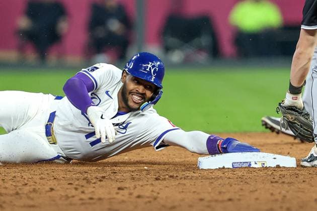 MLB, Baseball Herren, USA 2025: White Sox Vs Royals MAY 05 May 5, 2025: Kansas City Royals third baseman Maikel Garcia (11) beats the tag from Chicago White Sox shortstop Chase Meidroth (10) to steal second base during the sixth inning at Kauffman Stadium in Kansas City, MO. David Smith CSM (Credit Image: Â David Smith Cal Media) Kansas City Mo United States of America EDITORIAL USE ONLY Copyright: xx ZUMA-20250505_zma_c04_027.jpg DavidxSmithx csmphotothree381226