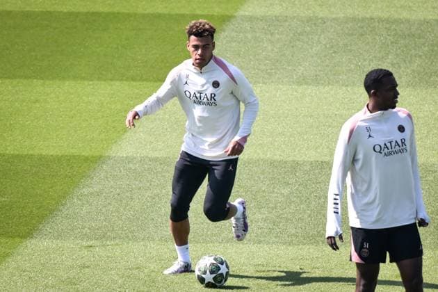 Fußball, CL, Paris St. Germain Training PSG Training before facing Arsenal - FA Paris Saint-Germain’s forward Desire Doue warms up during a training session at the PSG Campus on May 6, 2025, before the UEFA Champions League football match between Paris Saint-Germain and Arsenal FC at the Parc des Princes Stadium in Paris on May 7, 2025. Photo by Firas Abdullah ABACAPRESS.COM Paris Ile-de-France France  Copyright: xAbdullahxFiras ABACAx