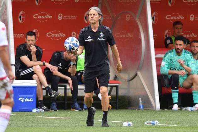 Head coach of Pisa Filippo Inzaghi during SSC Bari vs AC Pisa, Italian soccer Serie B match in Bari, Italy, May 04 2025  Copyright: xGabrielexMasotti IPAxSportx xipa-agency.netx xx IPA_57324756 IPA_Agency_IPA57324756